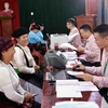 Làm thủ tục vay vốn tín dụng chính sách xã hội cho người dân. (Ảnh: TTXVN)