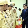 Lãnh đạo Công đoàn Hà Nội trao quà cho công nhân khó khăn Công ty Cổ phần Kim khí Thăng Long. (Ảnh: Minh Nghĩa/TTXVN)