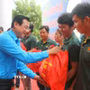 Liên đoàn Lao động tỉnh An Giang tặng quà cho đoàn viên, người lao động có hoàn cảnh khó khăn trên địa bàn tỉnh. (Ảnh: Công Mạo/TTXVN)