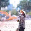 Dưới cái nắng oi bức, người lao động ngoài trời, công nhân công trình, tiểu thương và người dân Thủ đô vẫn chật vật mưu sinh, làm việc và tìm cách thích nghi để chống chọi với thời tiết khắc nghiệt. (Ảnh: Hoàng Hiếu/TTXVN)