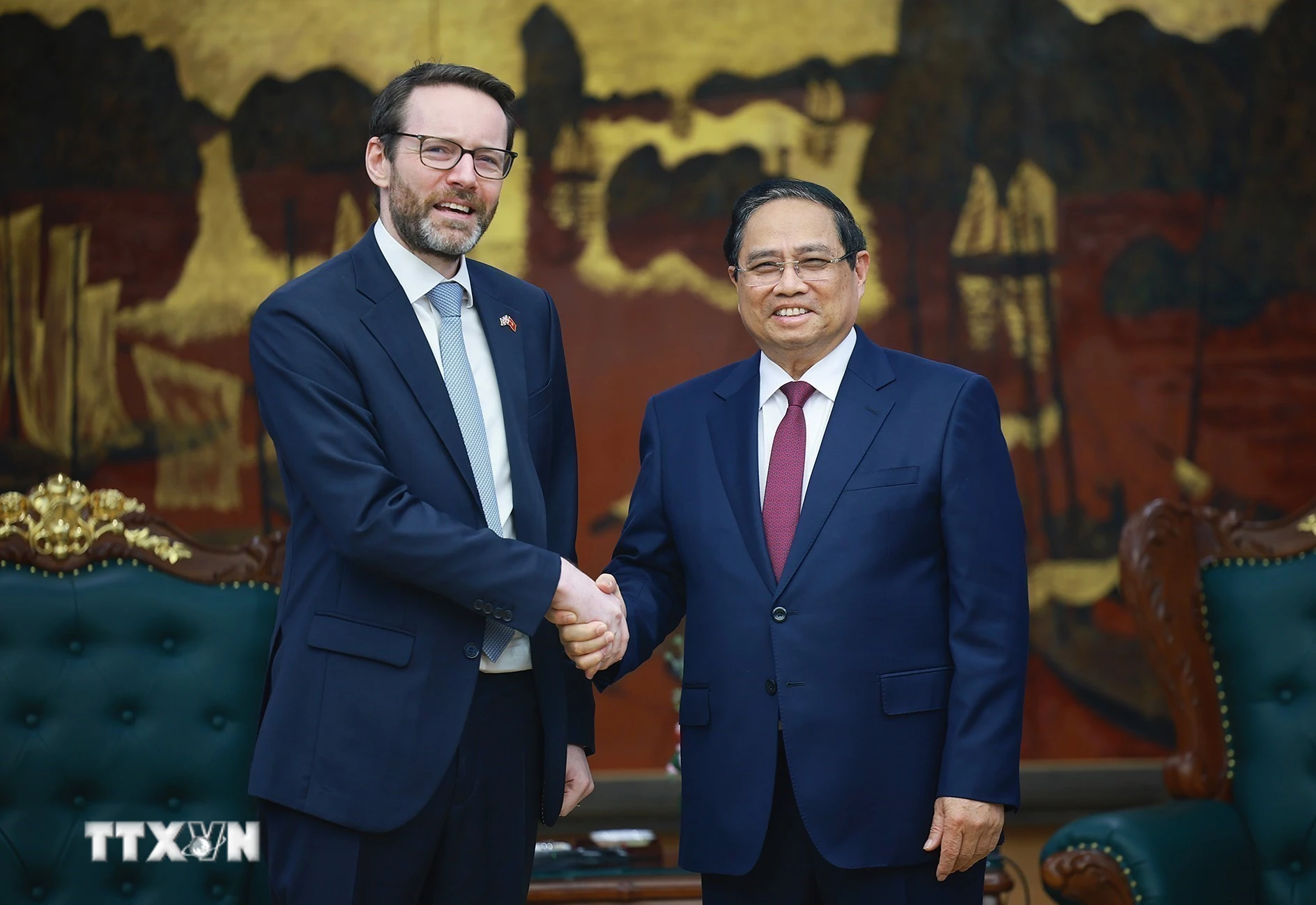 Thủ tướng Phạm Minh Chính tiếp Đại sứ Anh và Bắc Ireland tại Việt Nam Iain Frew
