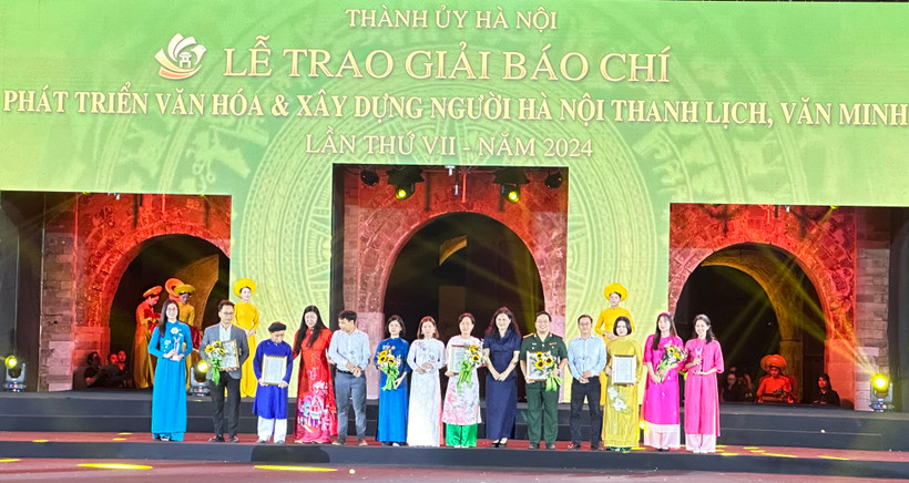 Phó Tổng Giám đốc TTXVN Nguyễn Thị Sự cùng Chủ tịch Ủy ban Mặt trận Tổ quốc Việt nam Thành phố Hà Nội Nguyễn Thị Lan Hương trao giải B cho các tác giả. (Ảnh: Xuân Quảng/Vietnam+)