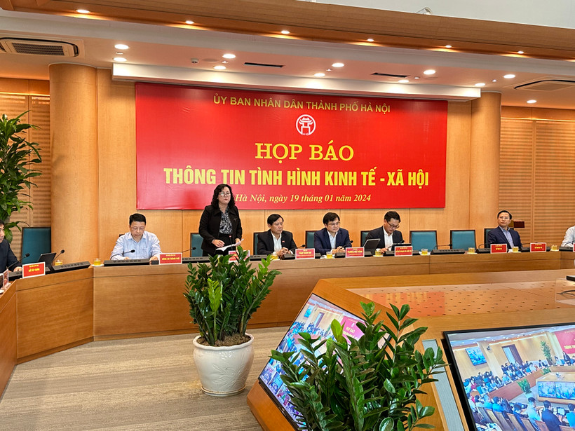 Phó Giám đốc Sở Thông tin và Truyền thông Hà Nội Nguyễn Mai Hương thông tin với báo chí về vụ Tiktoker tố chủ quán phở đuổi khách vì ngồi xe lăn. (Ảnh: Xuân Quảng/Vietnam+)