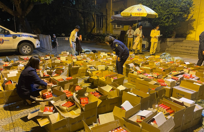 Lực lượng chức năng phát hiện nhiều sản phẩm nghi là pháo nổ. (Ảnh: PV/Vietnam+)