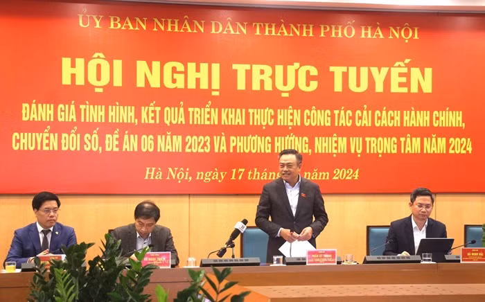 Chủ tịch Ủy ban Nhân dân thành phố Hà Nội Trần Sỹ Thanh phát biểu kết luận Hội nghị. (Ảnh: PV/Vietnam+)
