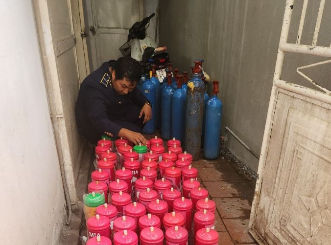 Lực lượng chức năng phát hiện nhiều bình khi N20 kiểu dáng mới. (Ảnh: PV/Vietnam+)