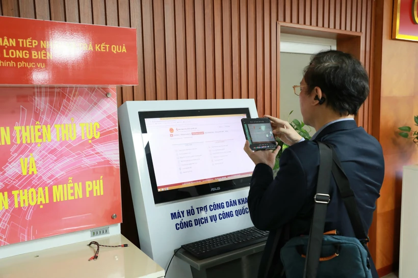 Hà Nội đẩy mạnh Chuyển đổi Số trong việc giải quyết thủ tục hành chính. (Ảnh: PV/Vietnam+)