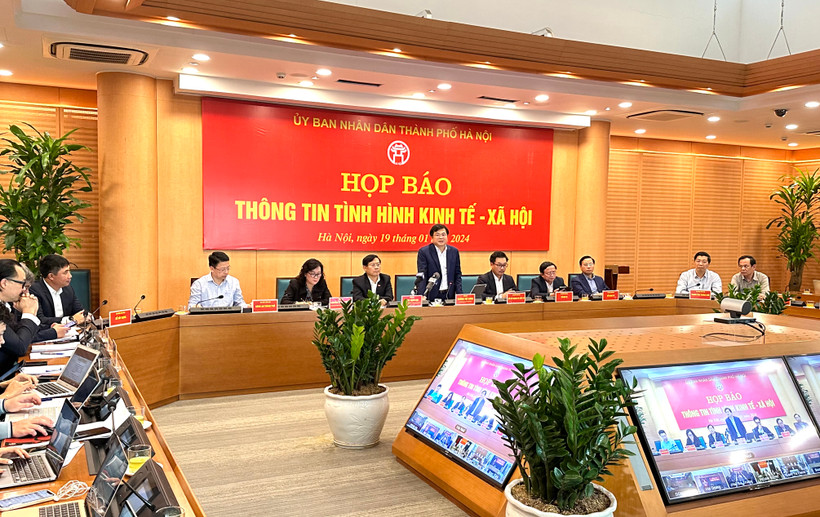 Ông Trương Việt Dũng, Chánh Văn phòng Ủy ban Nhân dân thành phố Hà Nội chủ trì họp báo. (Ảnh: Xuân Quảng/Vietnam+)