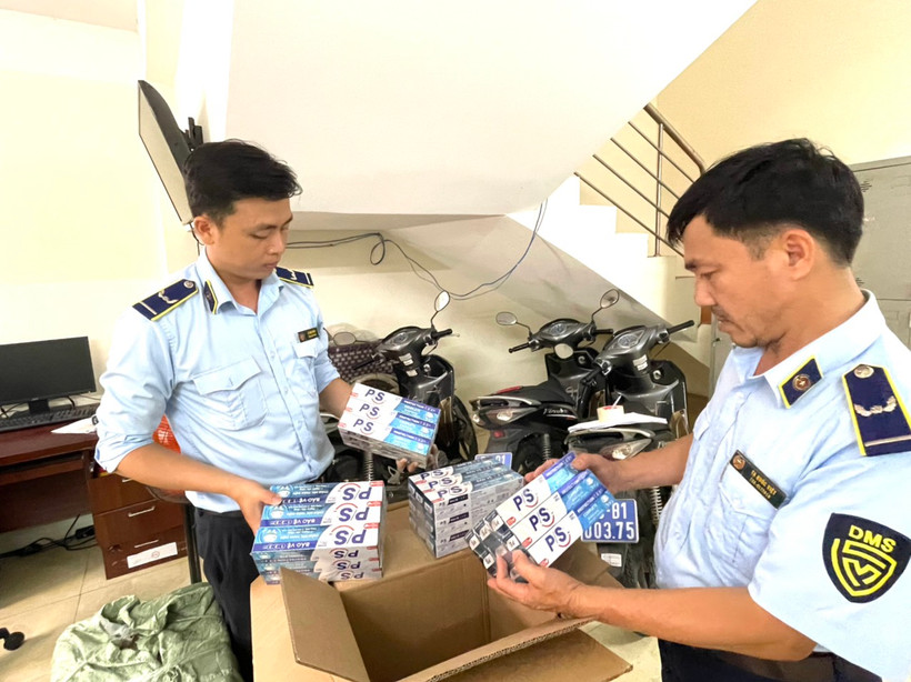 Lực lượng Quản lý Thị trường tạm giữ kem đánh răng có dấu hiệu vi phạm. (Ảnh: PV/Vietnam+)