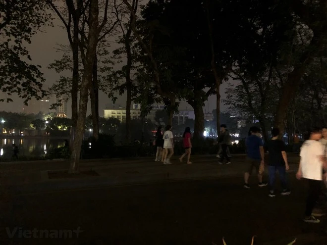 Nhiều tuyến phố của Hà Nội tắt đèn hưởng ứng Chiến dịch Giờ Trái đất. (Ảnh: Đức Duy/Vietnam+)