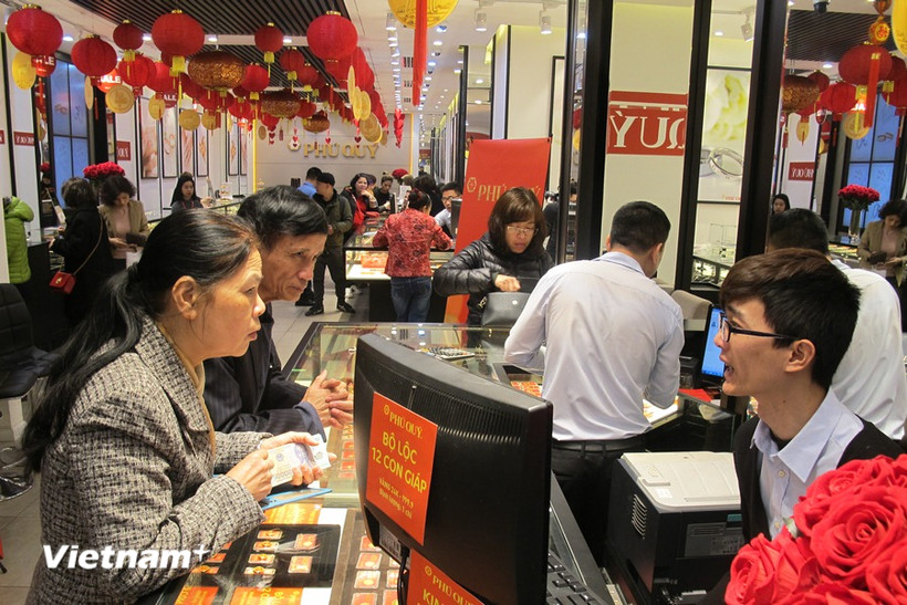 Khách hàng giao dịch vàng tại Hà Nội. (Ảnh: PV/Vietnam+)