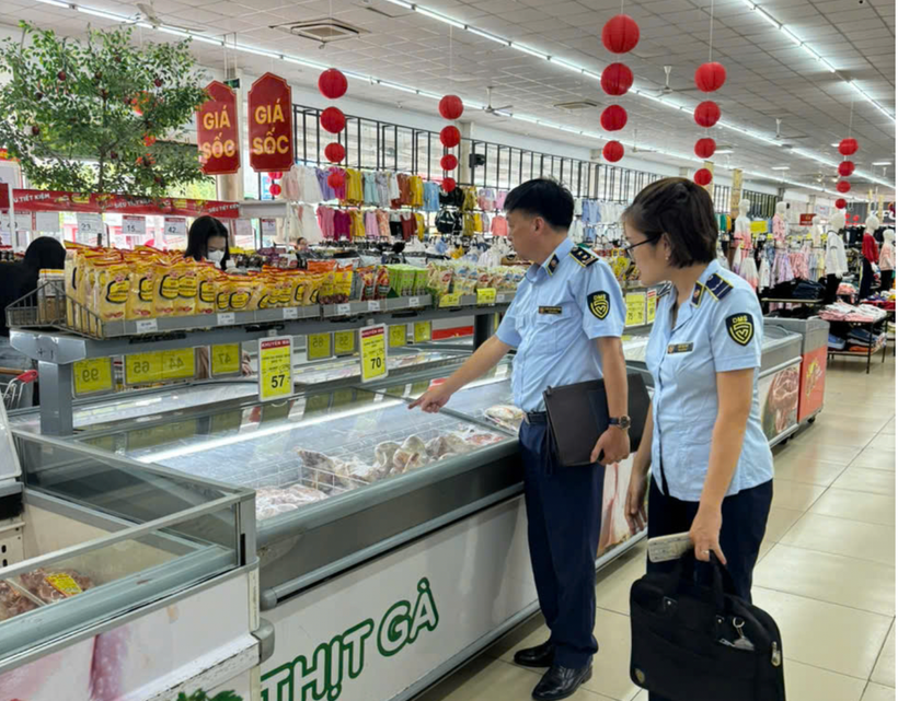 Lực lượng Quản lý thị trường thành phố Hải phòng tăng cường kiểm tra hoạt động bán hàng phục vụ người dân. (Ảnh: PV/Vietnam+)