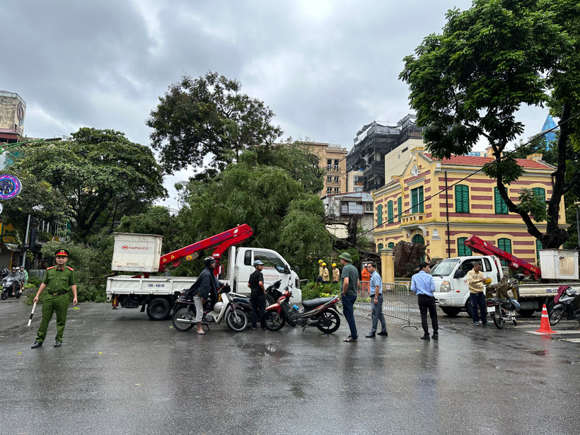 Các lực lượng chúc năng của Hà Nội tiến hành phân luồng, đảm bảo an toàn giao thông sau mưa bão. (Ảnh: Xuân Quảng/Vietnam+)