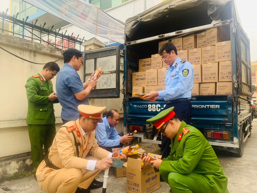 Lực lượng liên ngành tỉnh Vĩnh Phúc kiểm tra một xe ôtô chở mật ong. (Ảnh: PV/Vietnam+)