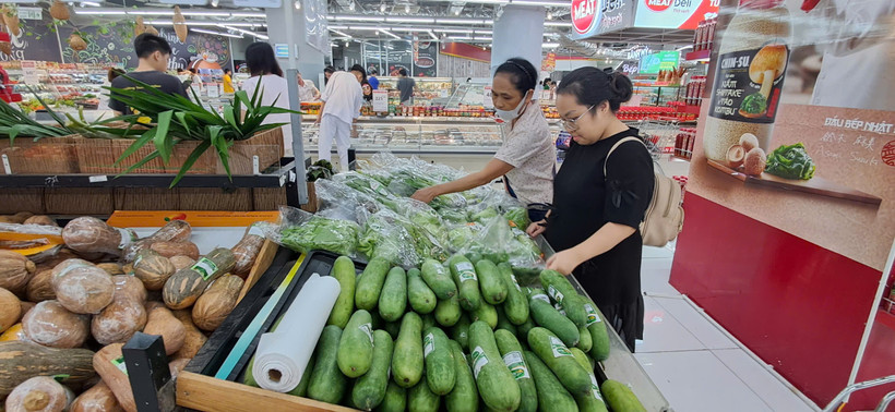 Các siêu thị tăng nguồn cung các mặt hàng thiết yếu, phục vụ nhu cầu của người dân do mưa bão. (Ảnh: PV/Vietnam+)