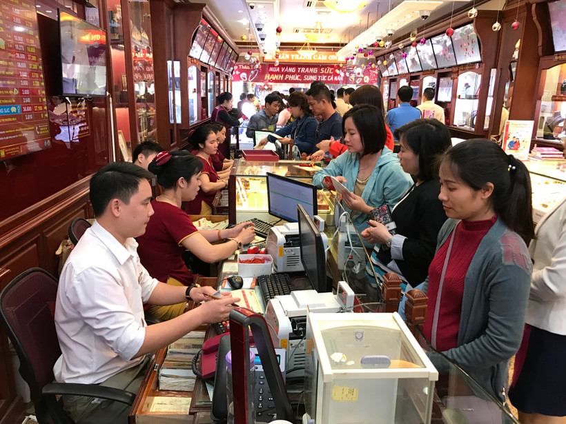 Một điểm bán vàng tại phố Trần Nhân Tông, Hà Nội. (Ảnh: Đức Duy/Vietnam+)