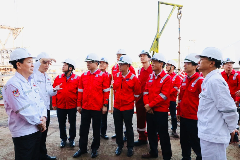 Chủ tịch Hội đồng thành viên Petrovietnam Lê Mạnh Hùng nghe báo cáo về dự án. (Ảnh: PV/Vietnam+)