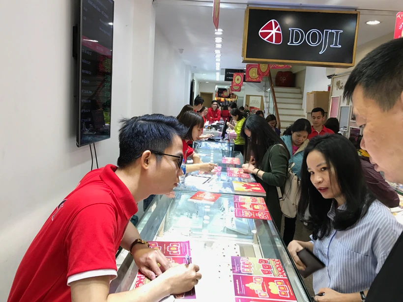 Khách hàng giao dịch vàng tại Hà Nội. (Ảnh: Đức Duy/Vietnam+)