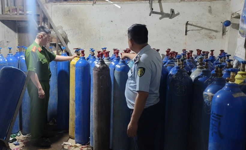 Lực lượng liên ngành kiểm tra khí N2O. (Ảnh: PV/Vietnam+)