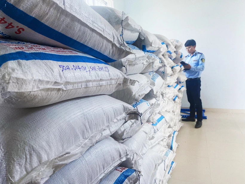 Lực lượng Quản lý Thị trường tỉnh Phú Yên kiểm tra đường kính trắng nghi gian lận thời hạn sử dụng. (Ảnh: qltt)