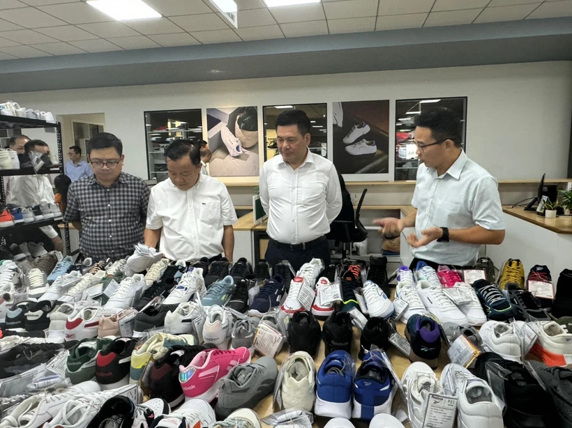 Bộ trưởng Nguyễn Hồng Diên thăm khu ICD (dự kiến xây Trung tâm giao dịch Nguyên phụ liệu), và Trung tâm Nghiên cứu phát triển văn phòng Túi xách TBS Group. (Ảnh: PV/Vietnam+)