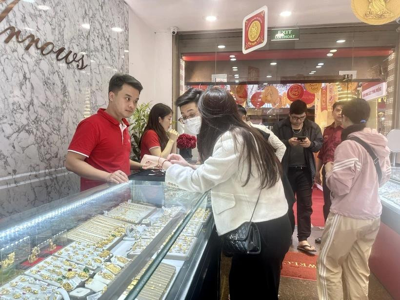 Giao dịch vàng tại các doanh nghiệp khu vực Hà Nội. (Ảnh: PV/Vietnam+)