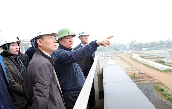 Bí thư Thành ủy Hà Nội Đinh Tiến Dũng kiểm tra Gói thầu số 1 Nhà máy xử lý nước thải Yên Xá, xã Thanh Liệt, huyện Thanh Trì. (Ảnh: PV/Vietnam+) 