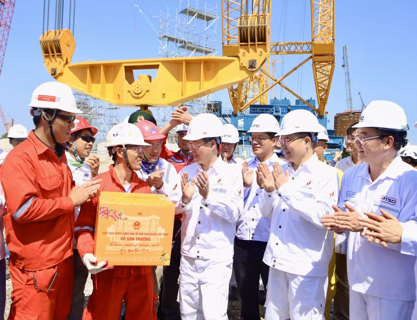 Chủ tịch nước tặng quà cho người lao động trên công trường PTSC. (Ảnh: PV/Vietnam+)