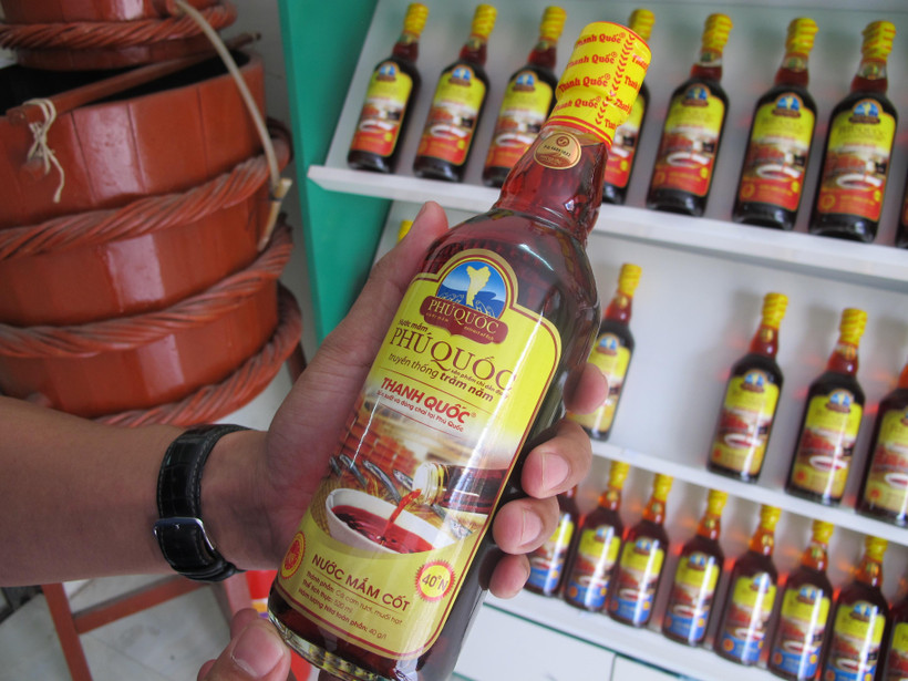 Sản phẩm nước mắm truyền thống của Phú Quốc. (Ảnh: Đức Duy/Vietnam+)