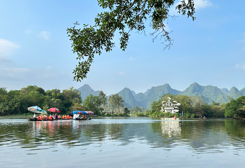 Giá vé thắng cảnh chùa Hương áp dụng mức mới từ tháng 1/2024. (Ảnh: Xuân Quảng/Vietnam+)