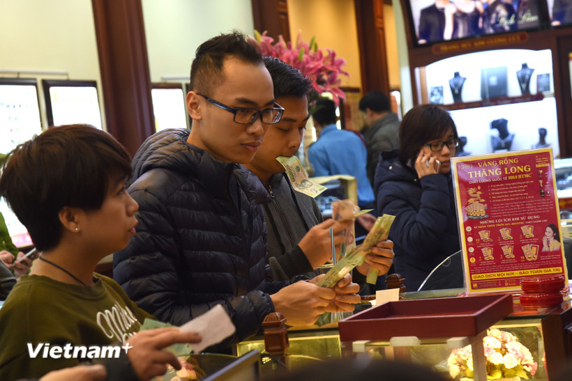 Khách hàng giao dịch vàng tại Hà Nội. (Ảnh: Đức Duy/Vietnam+)