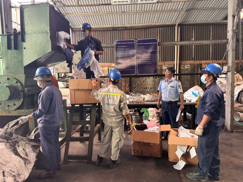 Lực lượng chức năng TP Hồ Chí Minh tiến hành tiêu hủy hơn 19.000 đơn vị sản phẩm vi phạm. (Ảnh: PV/Vietnam+)