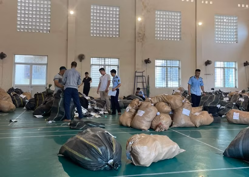 Lực lượng chức năng tỉnh Bắc Giang kiểm tra hàng hóa có dấu hiệu vi phạm. (Ảnh: PV/Vietnam+)