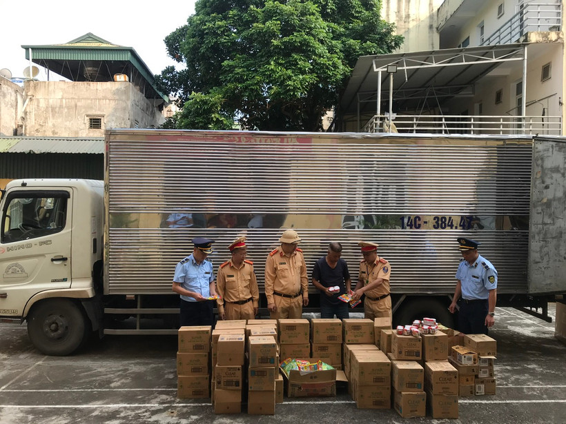 Lực lượng chức năng khám phương tiện vận tải vận chuyển mỹ phẩm nhập lậu. (Ảnh: PV/Vietnam+)