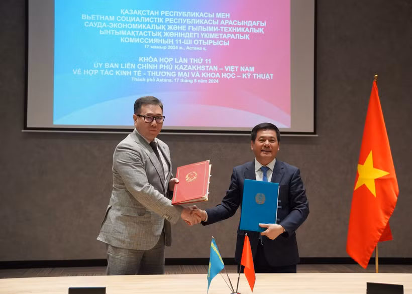Bộ trưởng Bộ Công Thương Việt Nam Nguyễn Hồng Diên và Bộ trưởng Thương mại và Hội nhập Cộng hòa Kazakhstan Arman Shakkaliyev đã ký Biên bản Khóa họp lần thứ 11 của Ủy ban Liên Chính phủ. (Ảnh: PV/Vietnam+)