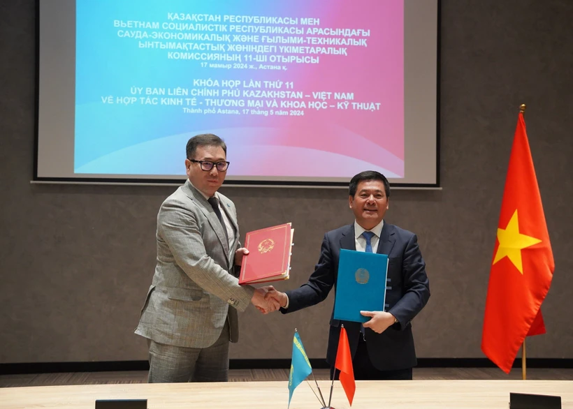 Bộ trưởng Bộ Công Thương Việt Nam Nguyễn Hồng Diên và Bộ trưởng Thương mại và Hội nhập Cộng hòa Kazakhstan Arman Shakkaliyev đã ký Biên bản Khóa họp lần thứ 11 của Ủy ban Liên Chính phủ. (Ảnh: PV/Vietnam+)