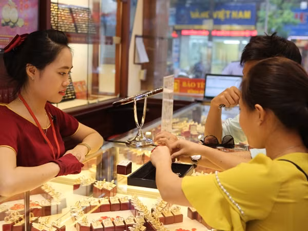 Một điểm kinh doanh vàng tại Hà Nội. (Ảnh: TTXVN)