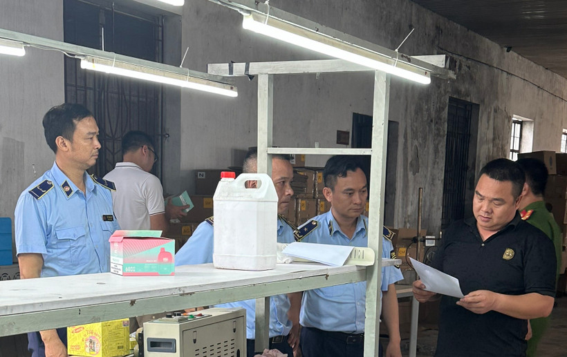 Lực lượng liên ngành kiểm tra kho thuốc lá điện tử trên địa bàn tỉnh Hưng Yên. (ẢNh: PV/Vietnam+)