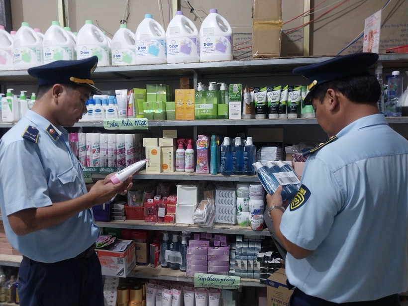 Lực lượng Quản lý Thị trường tỉnh Long An kiểm tra hàng hóa tại điểm bán hàng online qua mạng xã hội. (Ảnh: qltt)