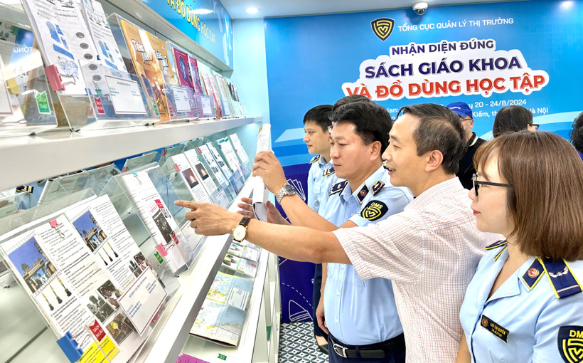 Đại diện Nhà xuất bản giáo dục giới thiệu sách do đơn vị xuất bản và in ấn. (Ảnh: Đức Duy/Vietnam+)