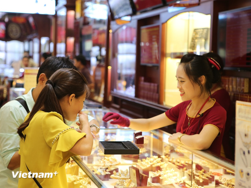 Khách hàng giao dịch vàng tại Hà Nội. (Ảnh: Đức Duy/Vietnam+)