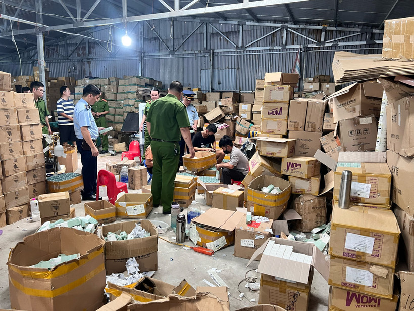 Lực lượng liên ngành phát hiện nhiều mỹ phẩm, kem đánh răng có dấu hiệu tẩy hạn sử dụng tại phường Xuân Đỉnh, quận Bắc Từ Liêm. (Ảnh: PV/Vietnam+)