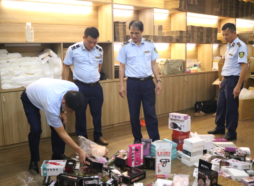 Lực lượng liên ngành tỉnh Thái Nguyên kiểm tra hàng hóa tại hộ kinh doanh P.T.T tại phường Quang Trung. (Ảnh: PV/Vietnam+)