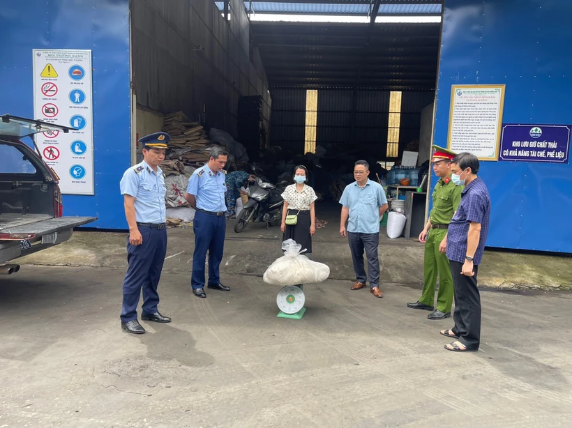 Lực lượng chức năng tỉnh Hải Dương xử lý bánh phở dương tính với phoóc môn. (Ảnh: PV/Vietnam+)