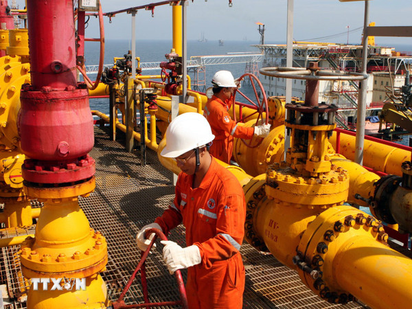 Nhân viên Petrovietnam trên các công trình dầu khí. (Ảnh: TTXVN)