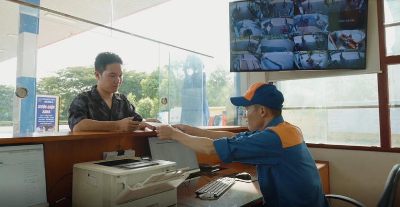 Nhân viên Petrolimex xuất hóa đơn điện tử cho khách hàng mua xăng dầu. (Ảnh: PV/Vietnam+)