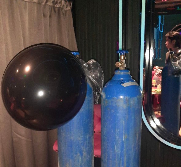 Lực lượng chức năng phát hiện khí N20 có dấu hiệu vi phạm tại cơ sở trên địa bàn quận Ba Đình. (Ảnh: PV/Vietnam+)