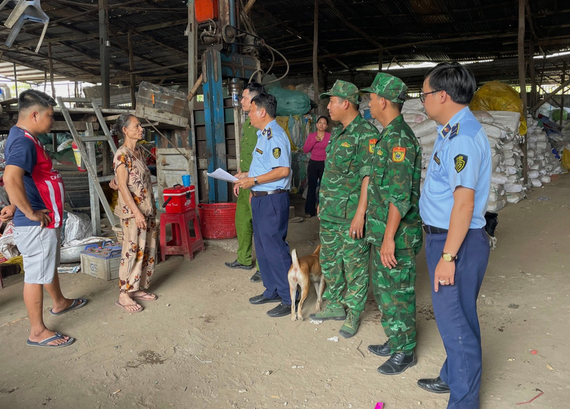 Lực lượng liên ngành kiểm tra cơ sở kinh doanh túi nhựa PP tại tỉnh An Giang. (Ảnh: PV/Vietnam+)