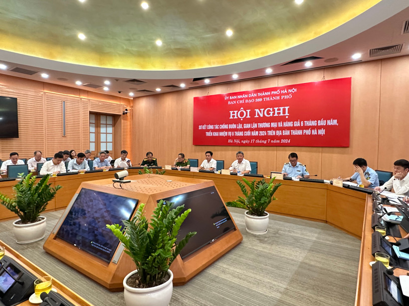 Phó Chủ tịch UBND thành phố Hà Nội Nguyễn Mạnh Quyền chủ trì hội nghị sơ kết Ban Chỉ đạo 389 Hà Nội. (Ảnh: Xuân Quảng/Vietnam+)