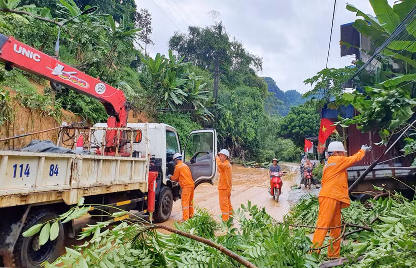 Cán bộ EVN sửa chữa lưới điện sau bão tại tỉnh Thái Nguyên hồi năm 2024. (Ảnh: EVN)